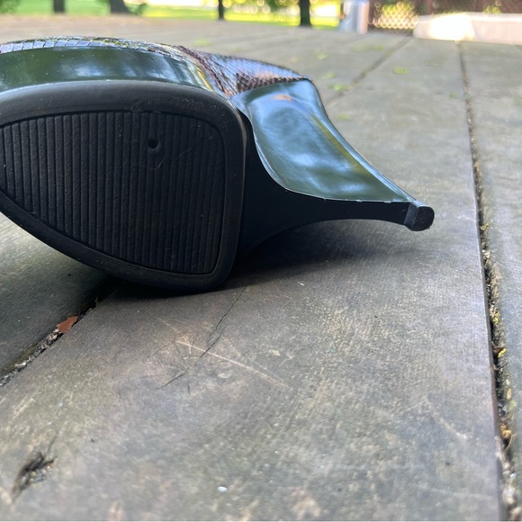 H by Halston Burgundy Embossed Snakeskin Vegan Leather Wedges Size 8M - Picture 6 of 11